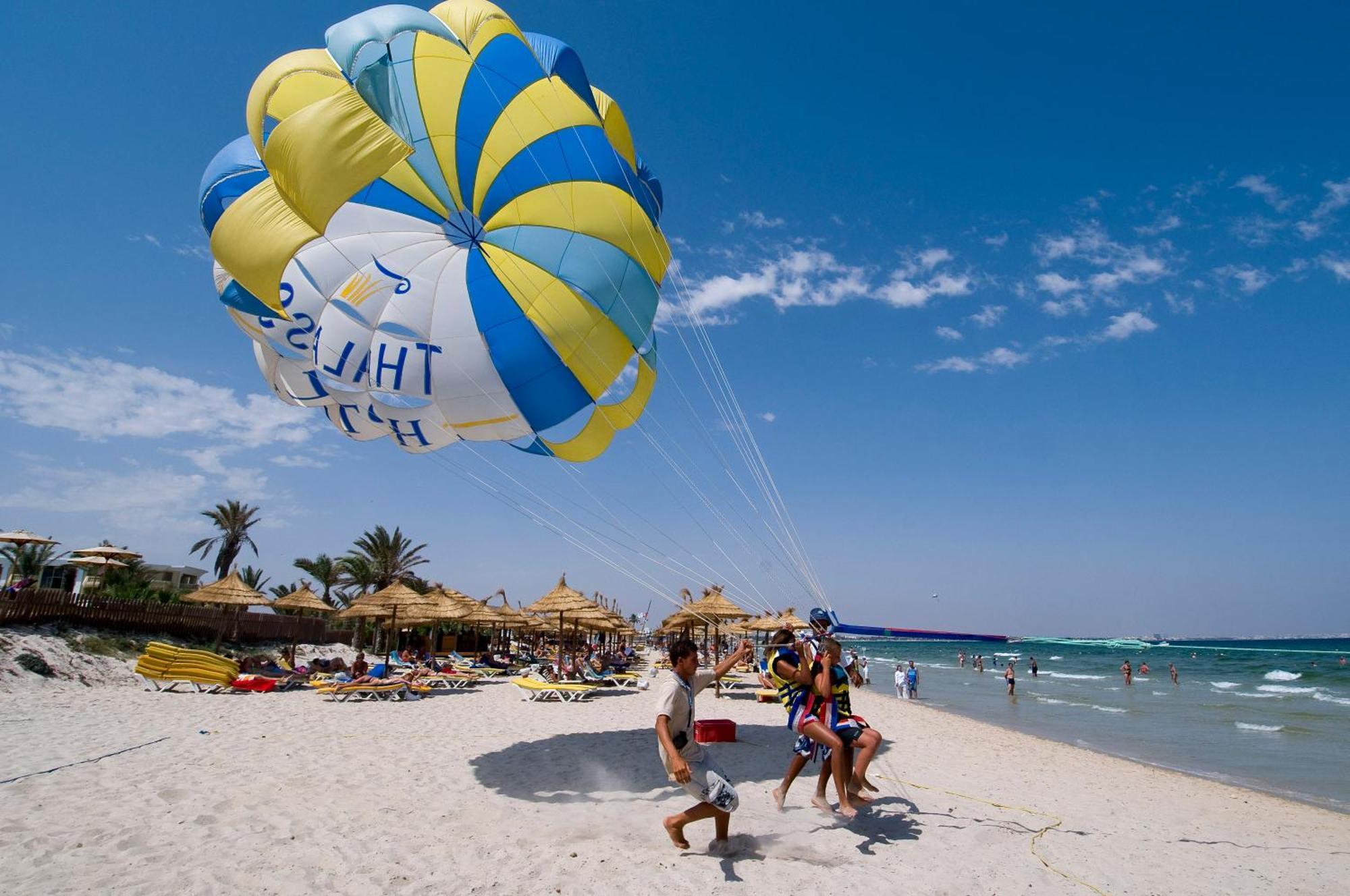 Royal Thalassa Monastir Exteriör bild Parachute landing on the beach