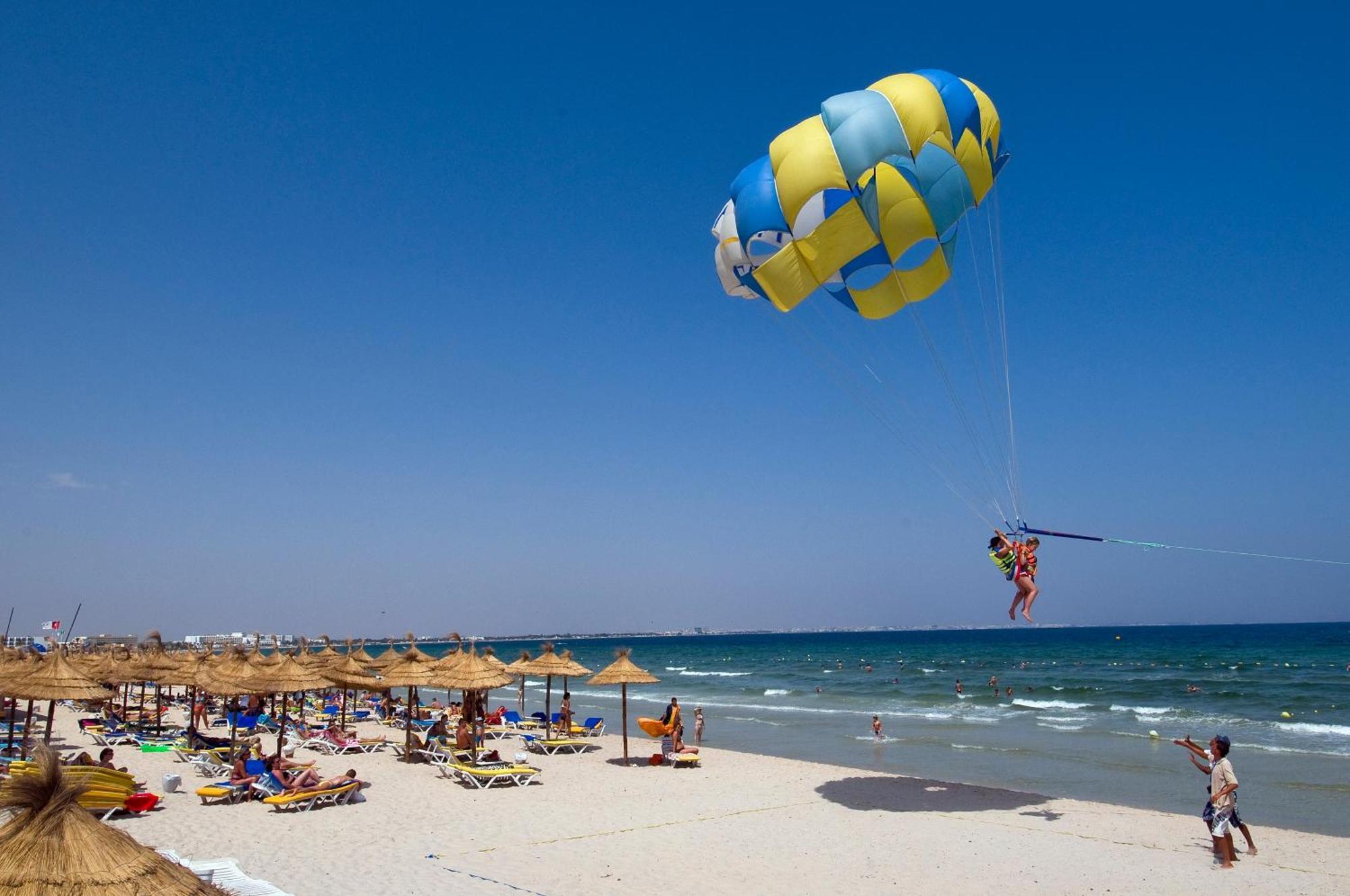 Royal Thalassa Monastir Exteriör bild Parachute in Benalmadena
