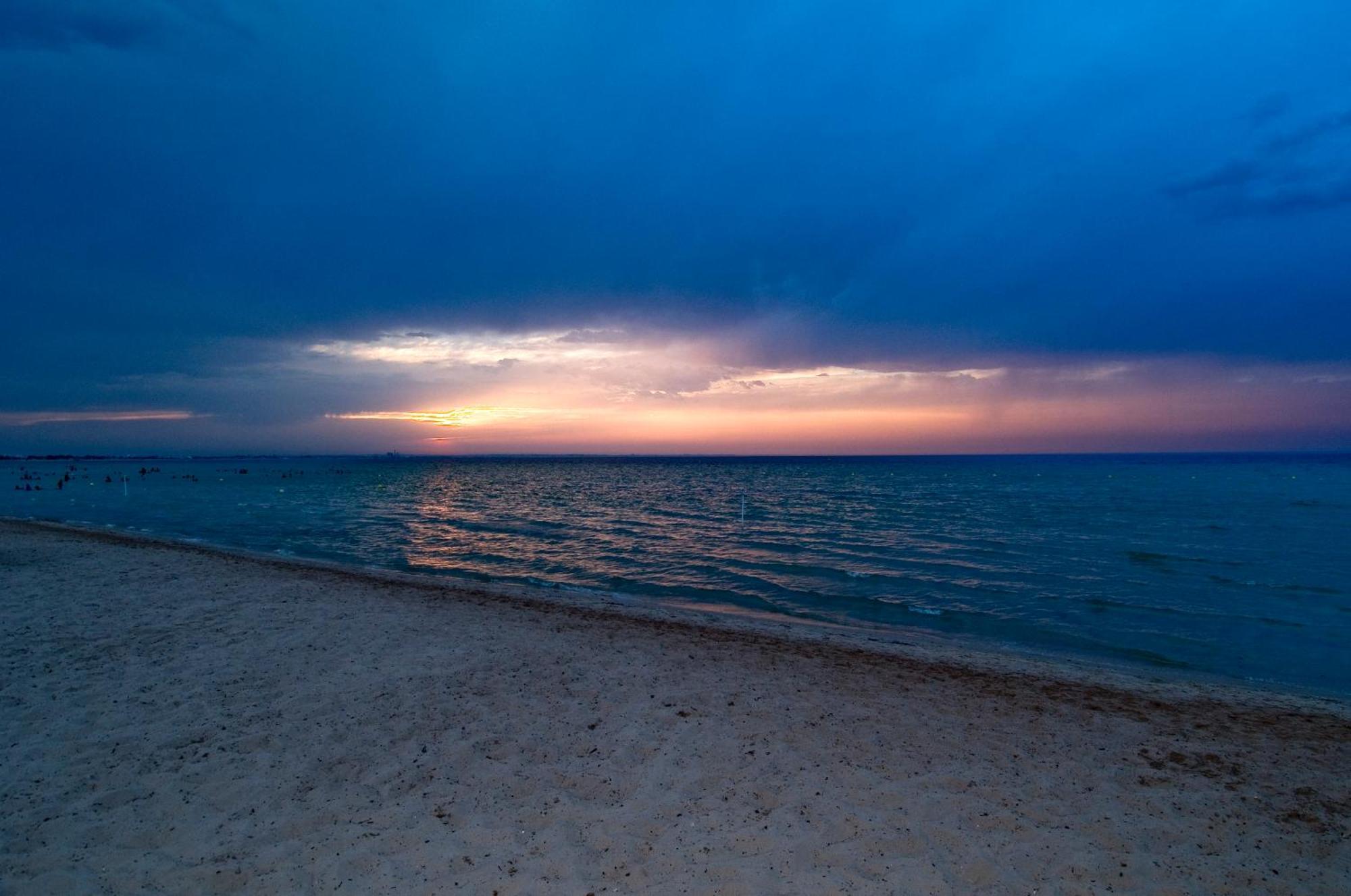 Royal Thalassa Monastir Exteriör bild Sunset at the beach