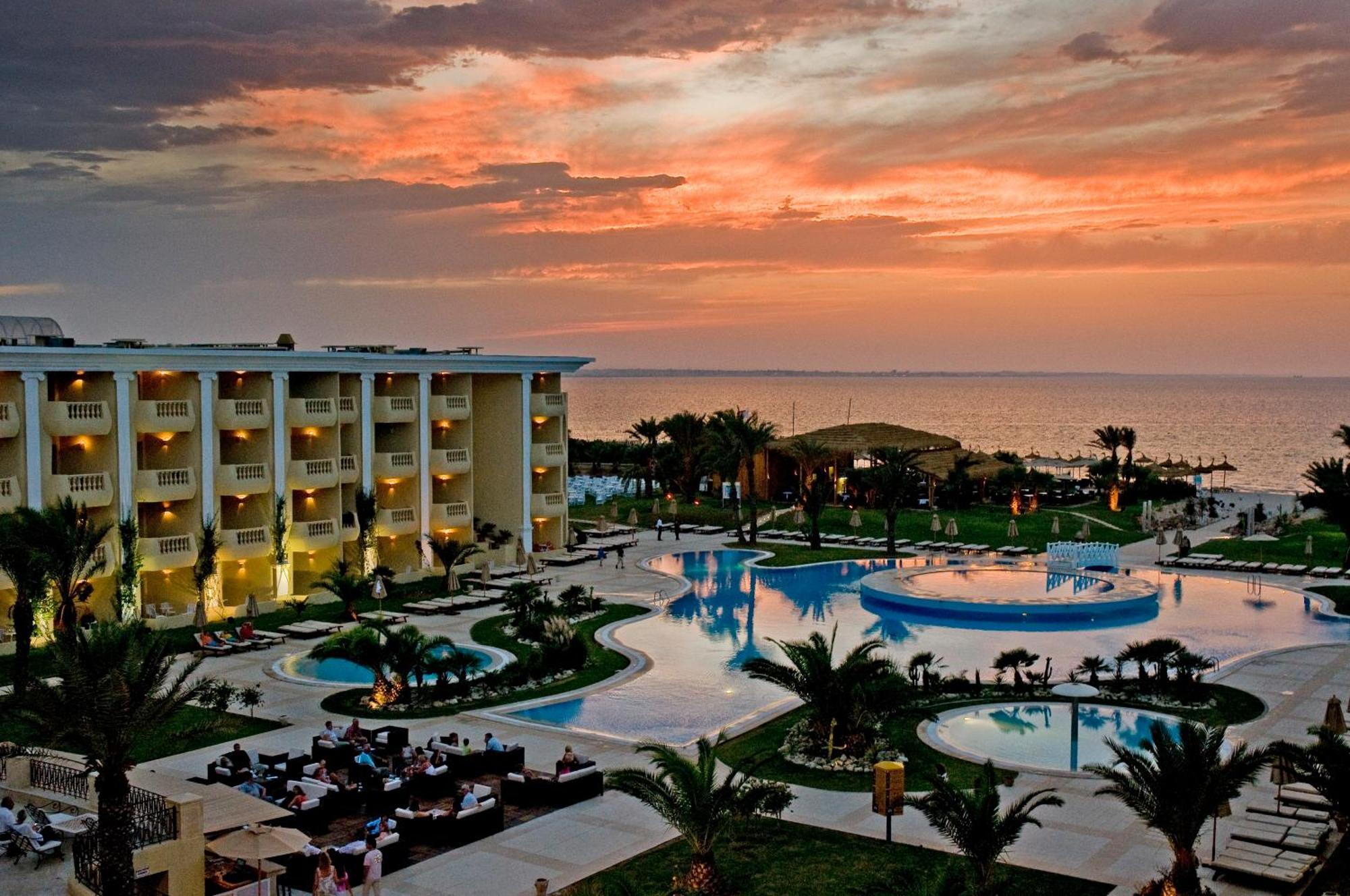 Royal Thalassa Monastir Exteriör bild Sunset at the Iberostar Grand Hotel at Playa del Inglés, Gran Canaria