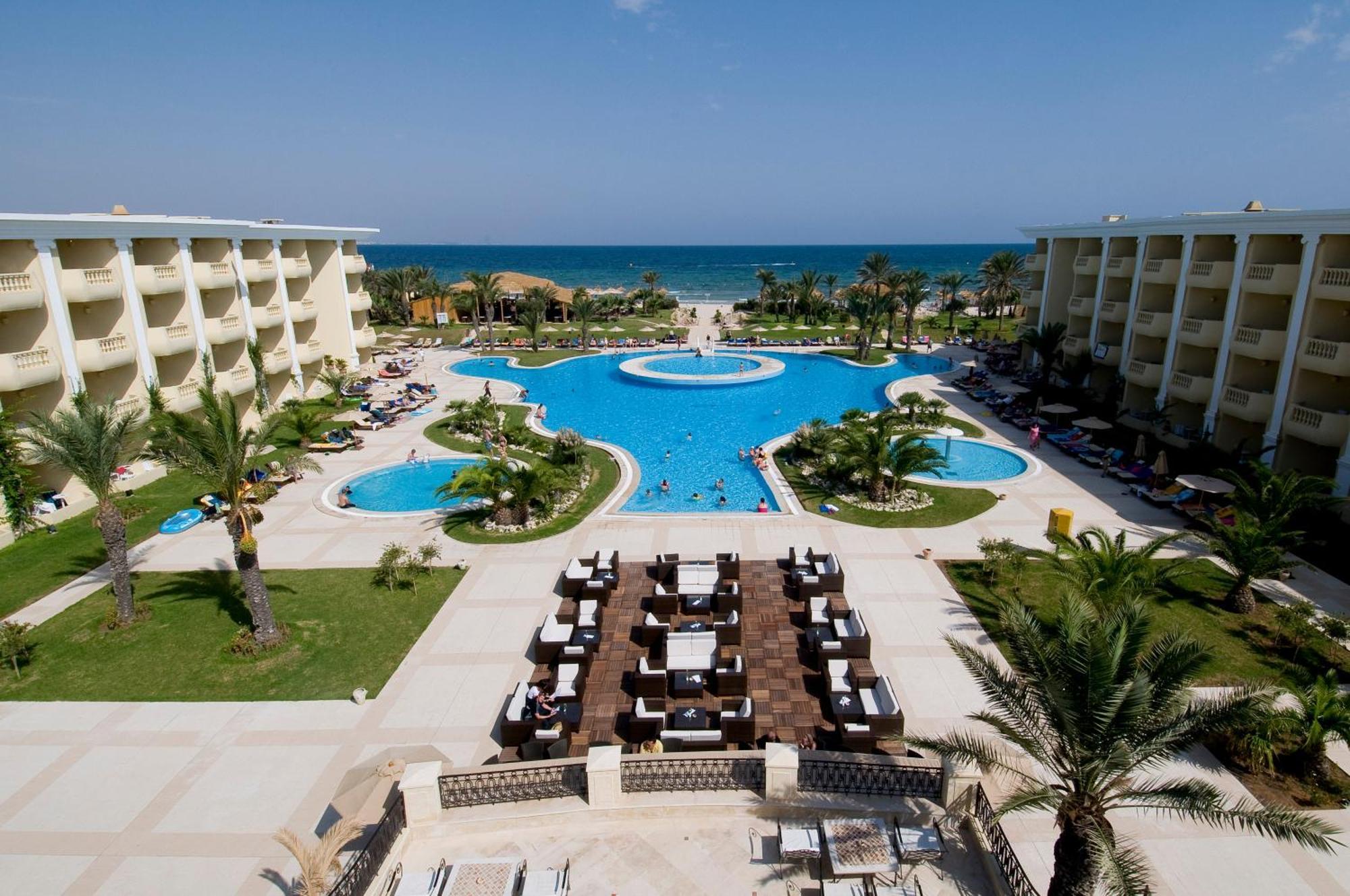 Royal Thalassa Monastir Exteriör bild The swimming pool at the hotel