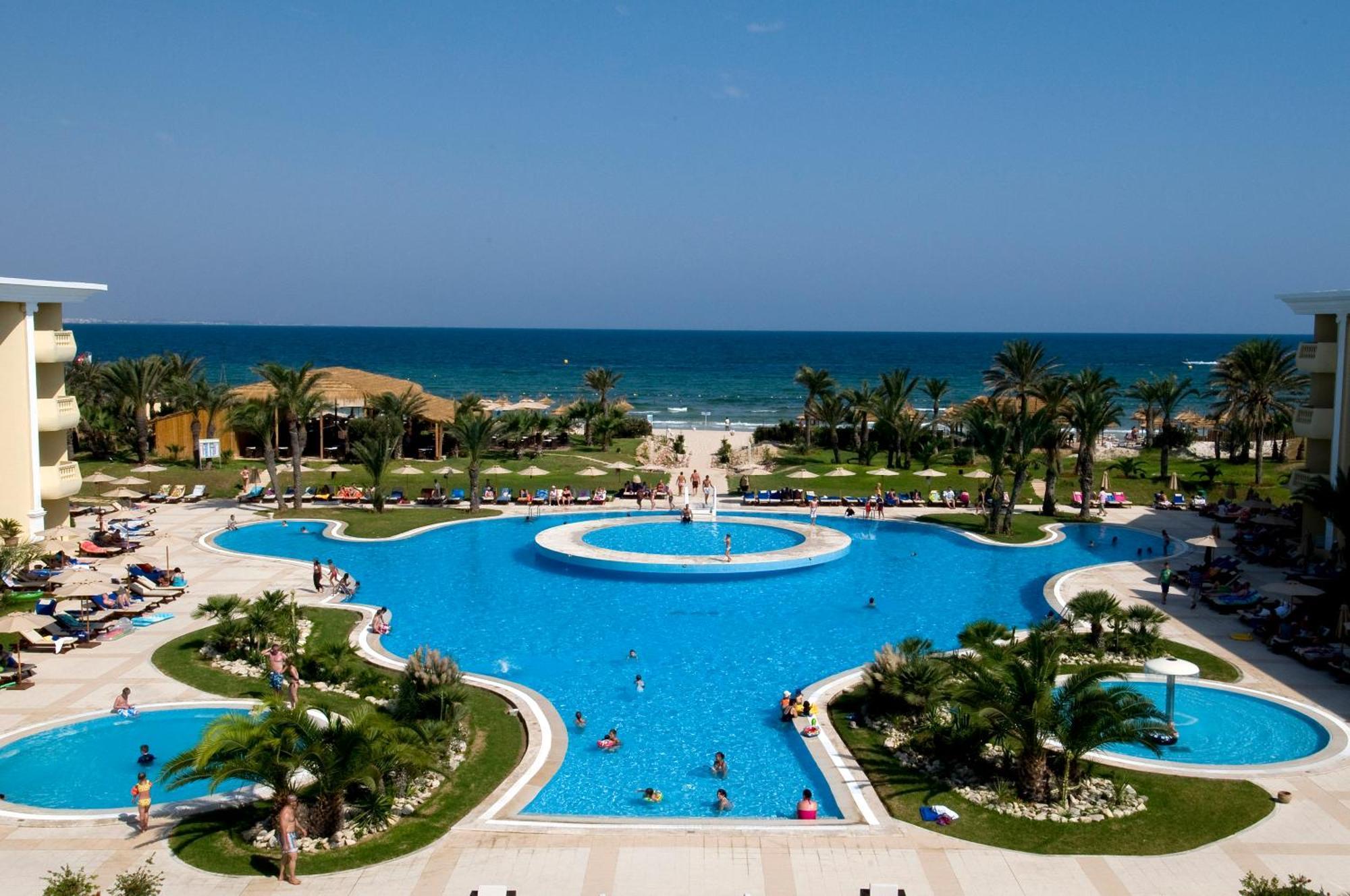 Royal Thalassa Monastir Exteriör bild The swimming pool at the Royal Beach Palace