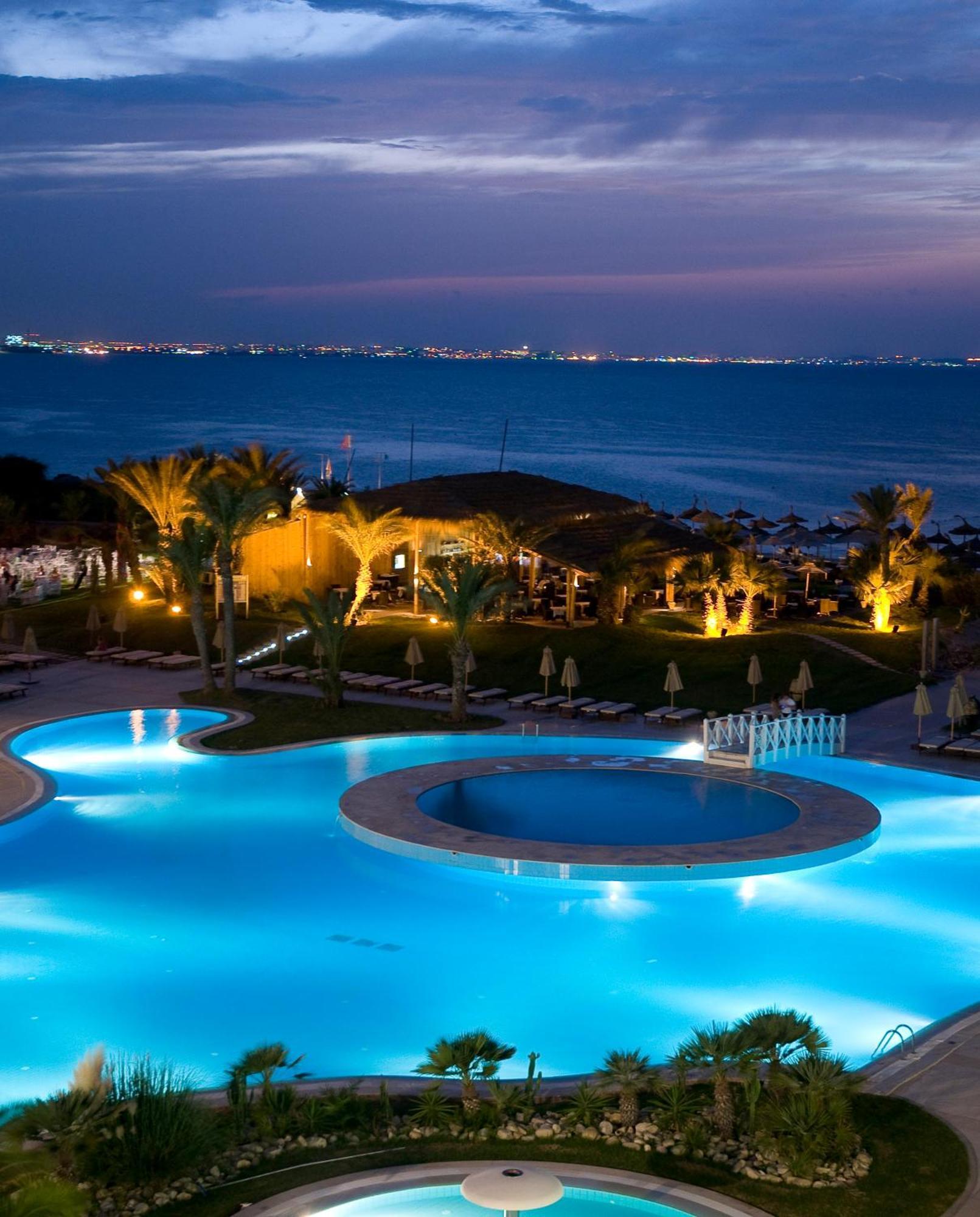 Royal Thalassa Monastir Exteriör bild The resort at night