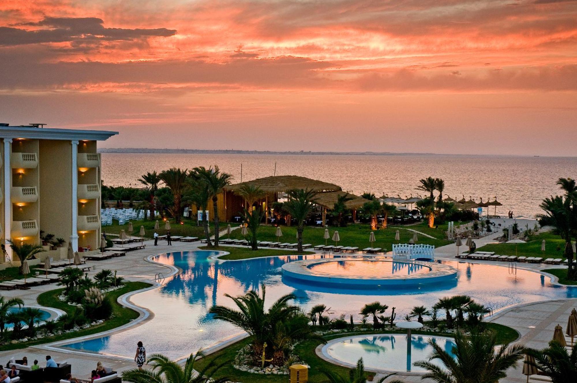 Royal Thalassa Monastir Exteriör bild Sunset at the Iberostar Grand Hotel at Playa del Inglés, Gran Canaria