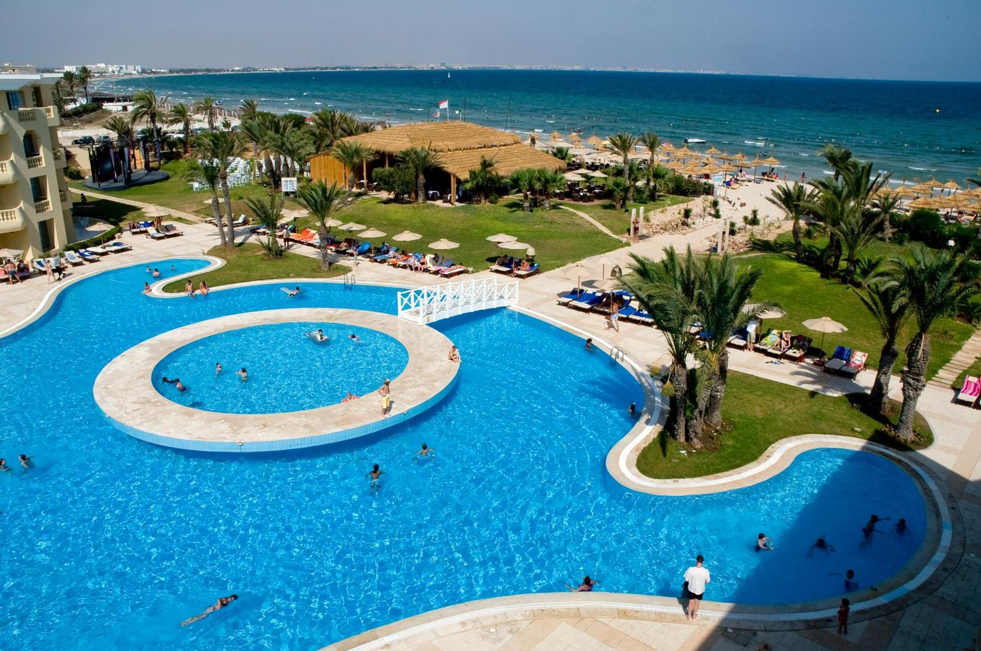 Royal Thalassa Monastir Exteriör bild A swimming pool in a hotel