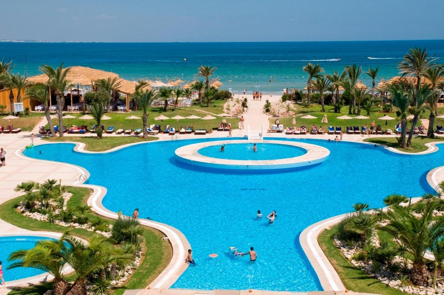 Royal Thalassa Monastir Exteriör bild The swimming pool at the Iberostar Grand Hotel Melia, in Playa de los Caños, Huelva, Spain