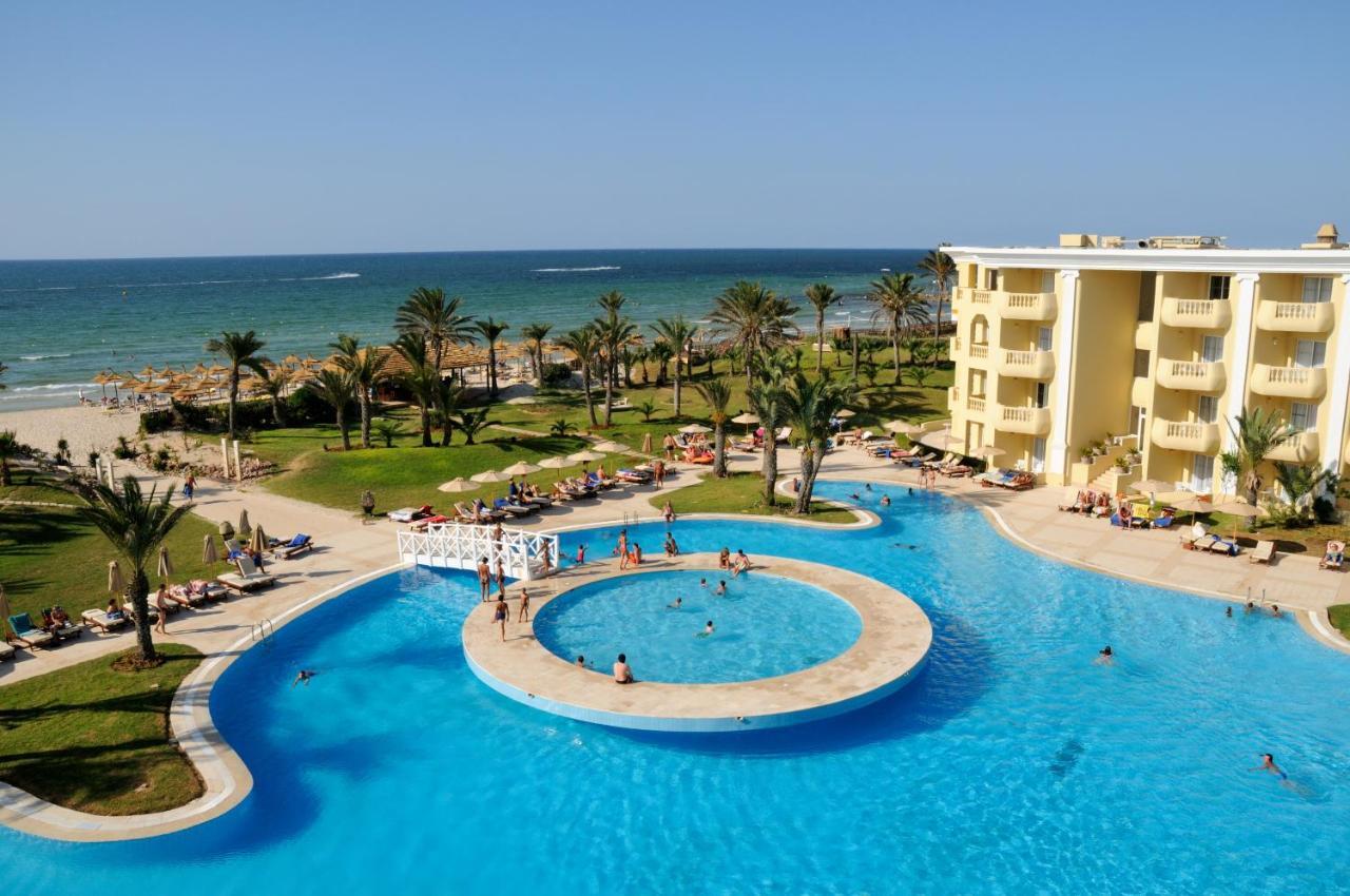 Royal Thalassa Monastir Exteriör bild A swimming pool at a resort in Tunisia