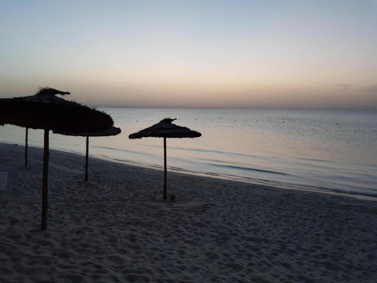 Royal Thalassa Monastir Exteriör bild Sunset at the beach