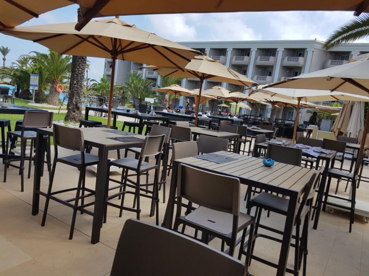 Royal Thalassa Monastir Exteriör bild The pool bar at the Hilton