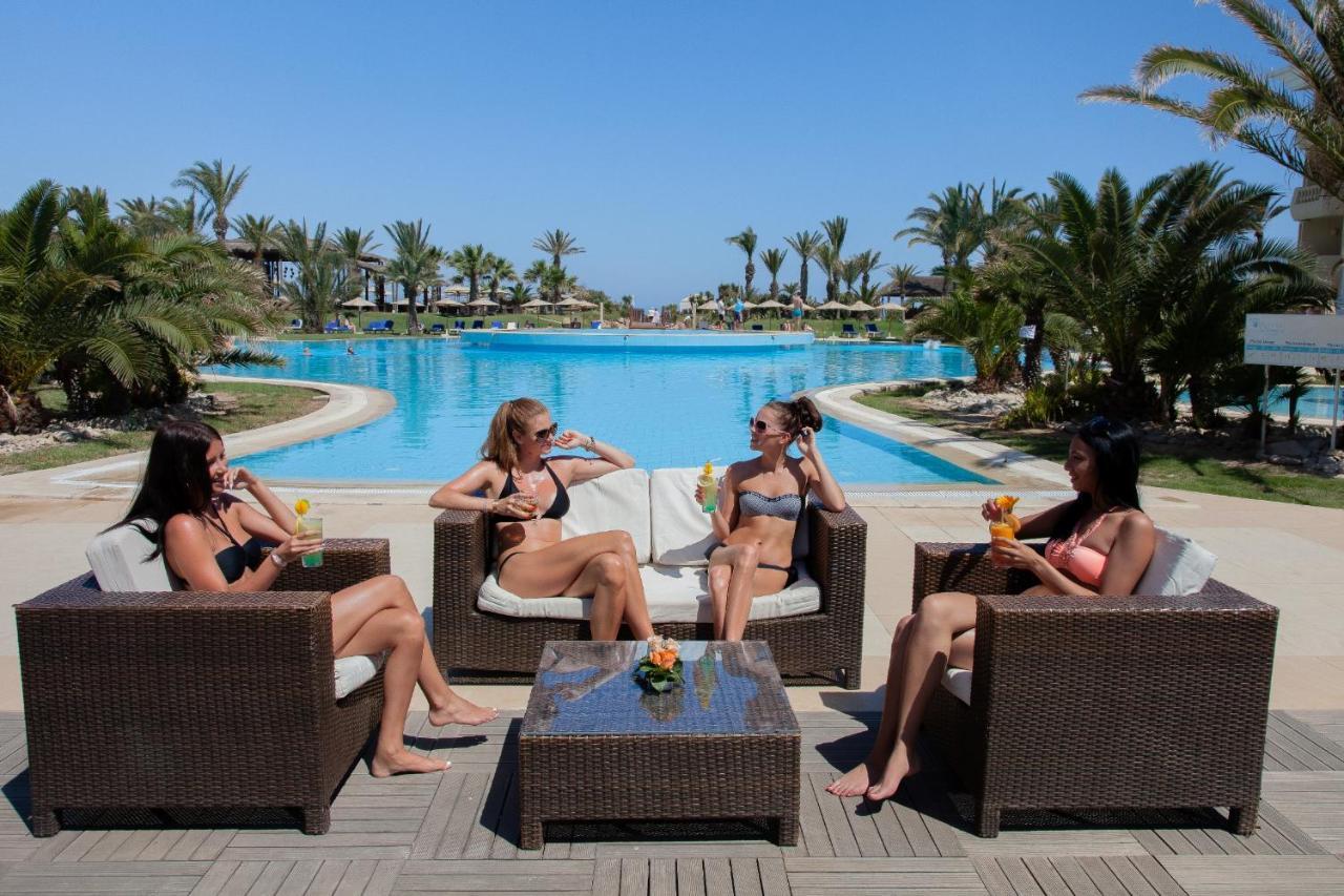 Royal Thalassa Monastir Exteriör bild The swimming pool at the hotel