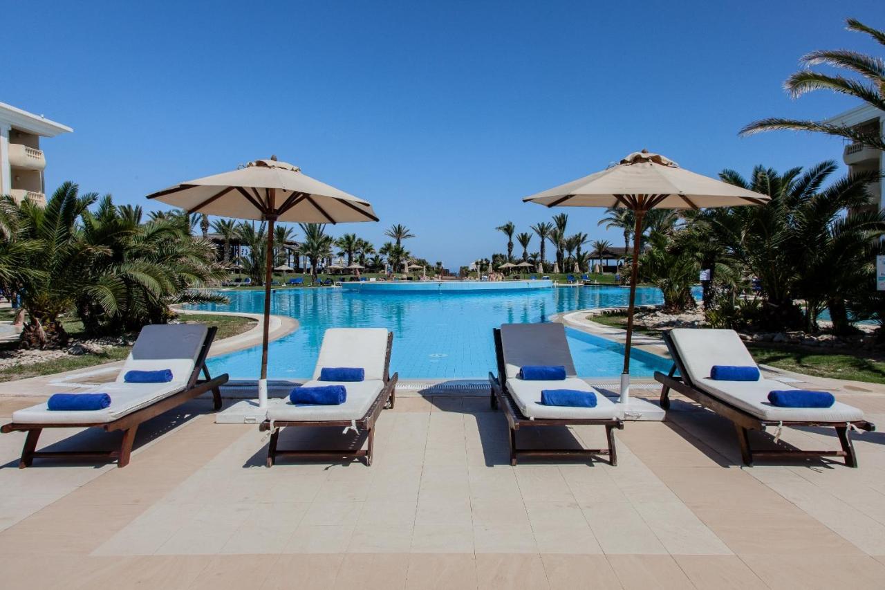 Royal Thalassa Monastir Exteriör bild The swimming pool at the resort